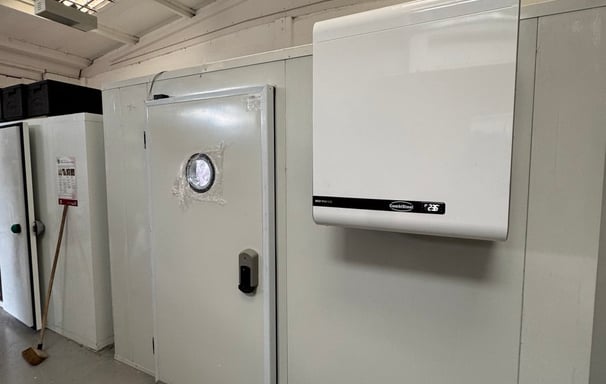 walk-in freezer room with straddle unit