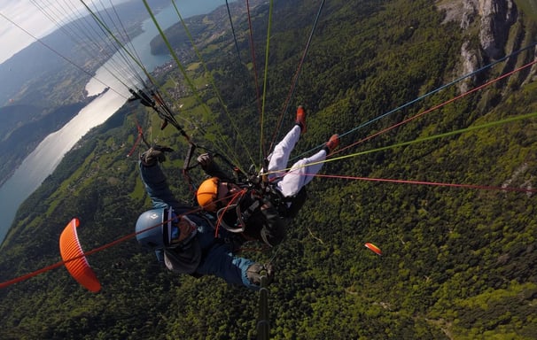 Vue depuis un parapente sur le lac d'Annecy du côté de Talloires