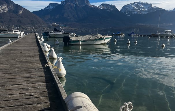 vue sur le lac d'Annecy depuis un ponton à Sevrier