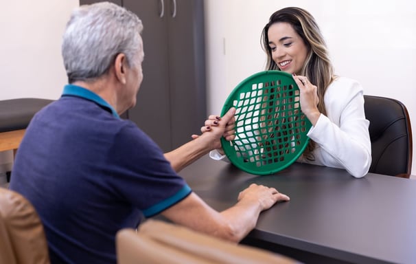Amanda Magesto, terapeuta ocupacional, reabilitando mão de paciente