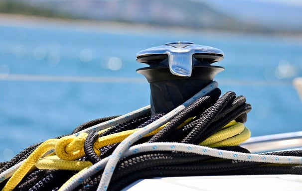 Lijnen om een lier op een zeilboot