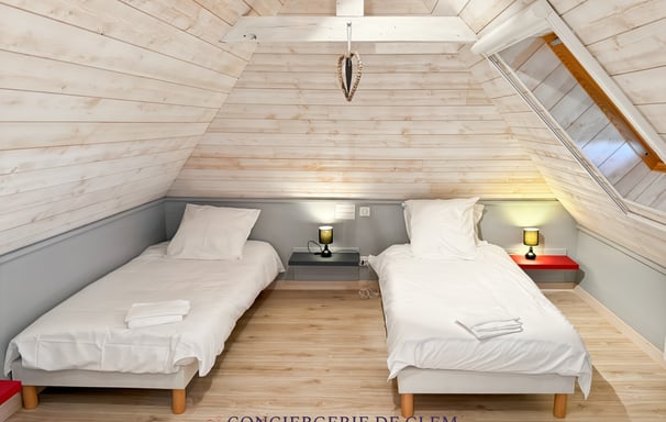 dortoir confortable avec plusieurs couchages
