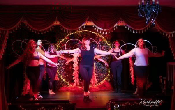 Cours workshop apprentissage, découverte, plume, scène, strass, danse, c