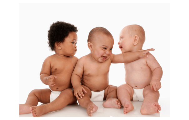 Trois bébés qui rigolent