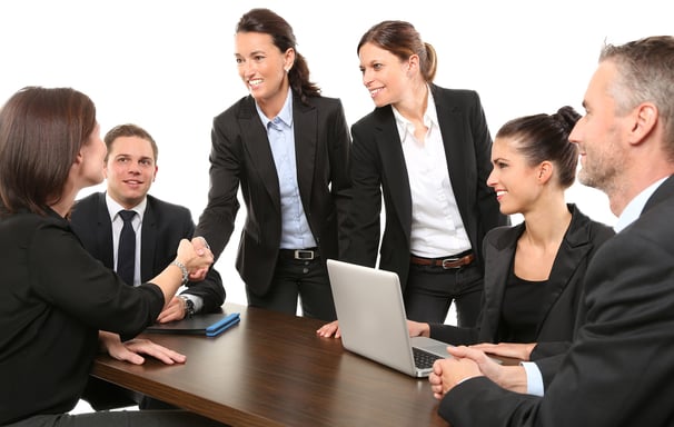 Eine Gruppe Vermögensberater bei der Zusammenarbeit