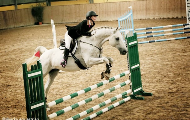 Kasia Bukowska competing in jumpers bridleless.