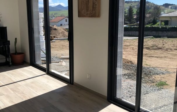 Vue d’une porte-fenêtre nettoyée, offrant une transparence parfaite