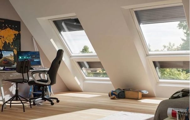 Fenêtre simple vantail étincelante après un nettoyage écologique et minutieux