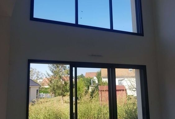 Nettoyage de vitres en hauteur, montrant un technicien en action avec un équipement spécialisé