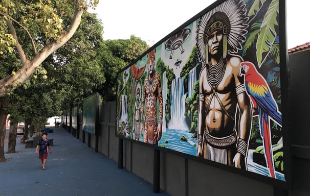 Mural colaborativo de artistas locais na Calçada da Cultura em Barra do Garças.