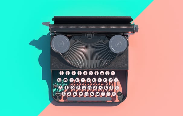 Black vintage typewriter on turquoise and pink background, representing copywriting services.