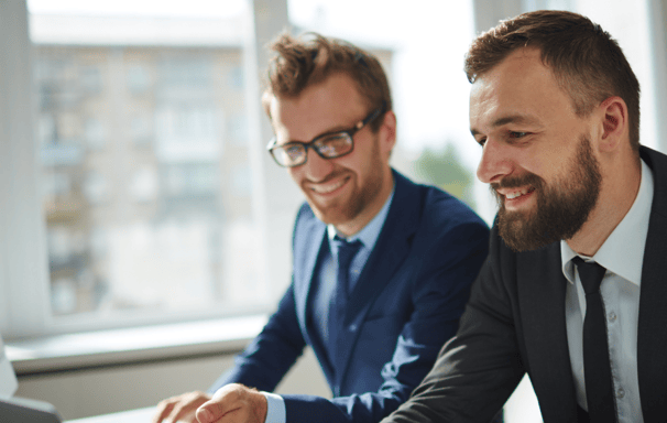 due uomini con abito che lavorano fianco a fianco