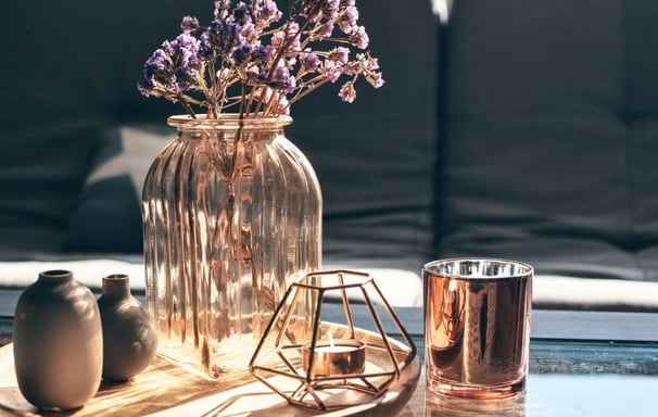 stilvoll eingerichtetes Wohnzimmer. Vase. kostenloser Einstieg in den Deep Dive in deine Schöpferkra