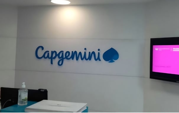 Reception Capgemini Signage a tv screen showing a large screen with a large screen