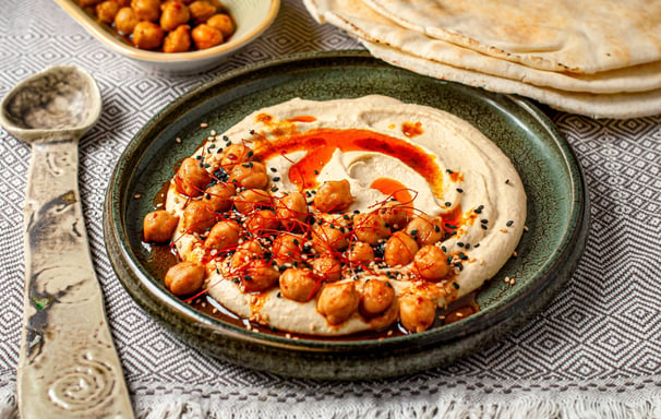 un piatto di hummus con sopra i ceci