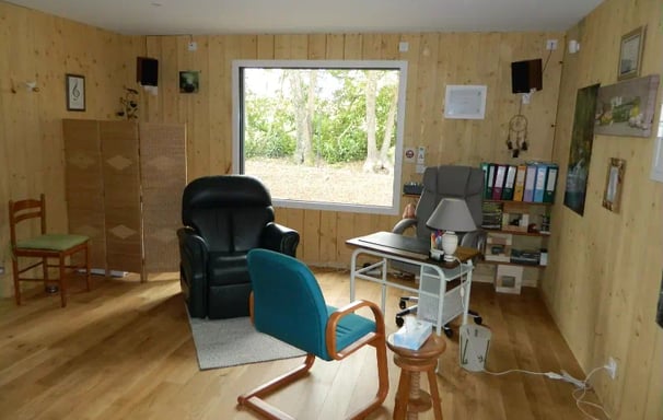 Vue intérieure du cabinet de Francis BARRET à Lavoux