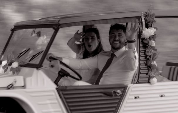 Hélène et didou au volant d'une Méhari 