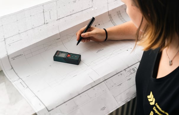 een constructieve plaatsbeschrijving opmaken aan de hand van een plan