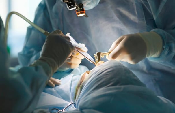Cirurgião em operação