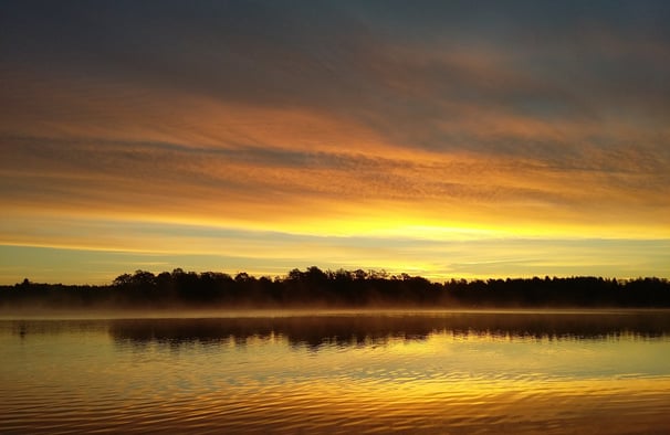 ein wunderschöner Sonnenuntergang in Schweden. Es gibt Wolken, die in Flammen zu stehen scheinen