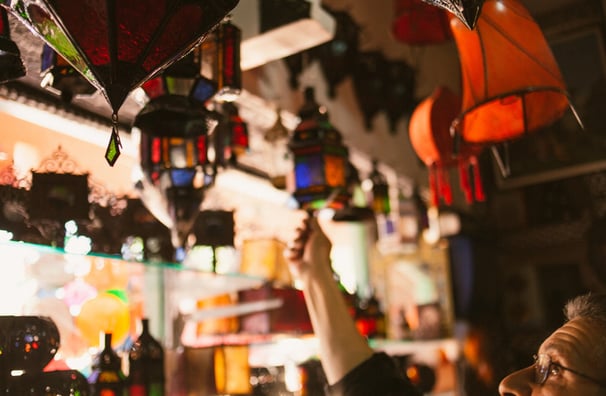 Artesanía y tradición en lámparas y vidrios para decorar casas modernas con gran gusto