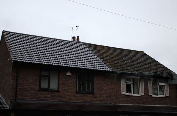 Stogas išvalytas nuo samanų ir dumblių taip atrodo ką tik po paslaugos atlikimo.