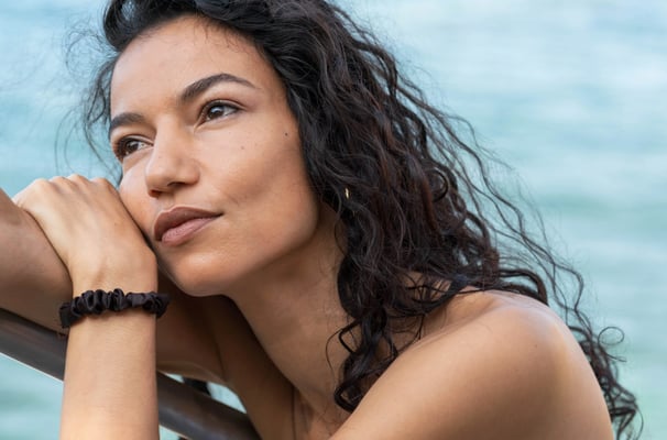 portrait intemporel d’une femme avec la mer en arrière-plan, ambiance douce méditerranéenne