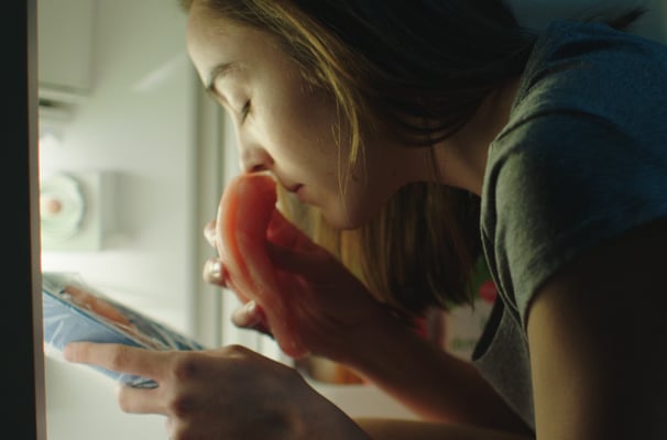Garance Marillier scene as Justine smelling raw meat in the movie Raw