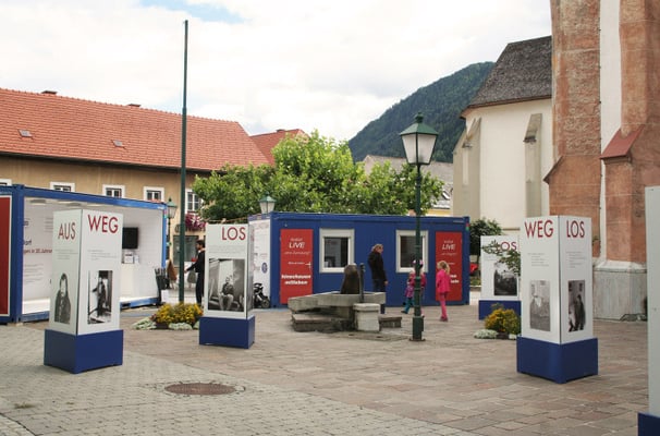 Besucher erkunden die Außenanlage der mobilen Ausstellung "Aus weg los!".