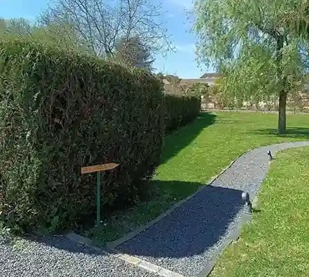 Panneau ALCYON 86 indiquant l'allée conduisant à la porte du cabinet de Francis BARRET à Lavoux