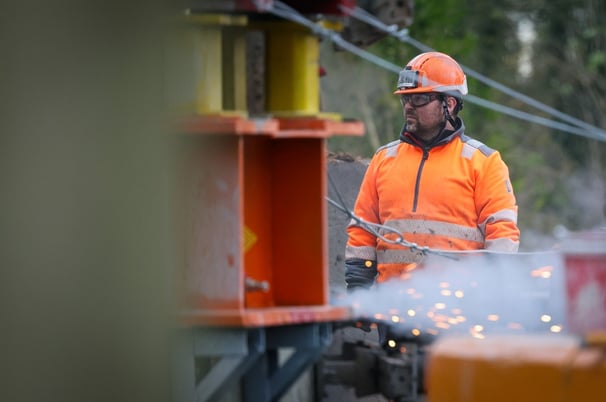 Il s'agit d'un homme dans le milieu industriel au travail