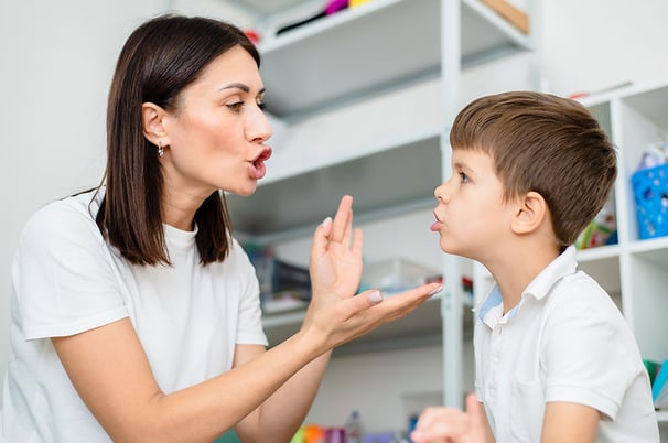 Orthophoniste avec un enfant en séance de rééducation du langage