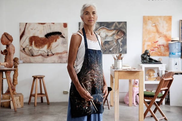 femme artiste peintre dans son atelier