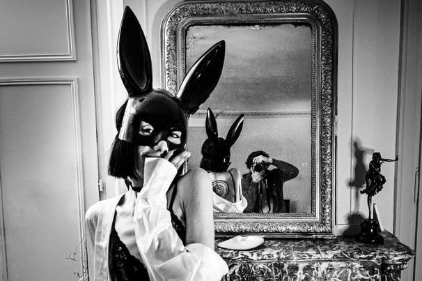 Photo noire et blanc montrant la complicité entre un modèle photo et le photographe