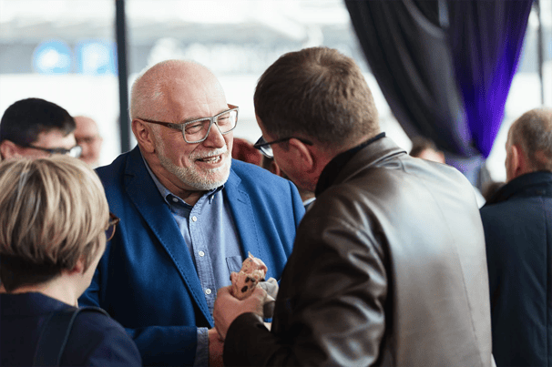 Échange convivial entre invités lors d’un afterwork au Den Dem Café à Luxembourg.