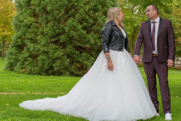 Amoureux se tenant la main et se regardant avec amour