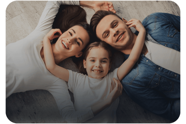 familia com mulher, homem e criança feliz - seguro de vida