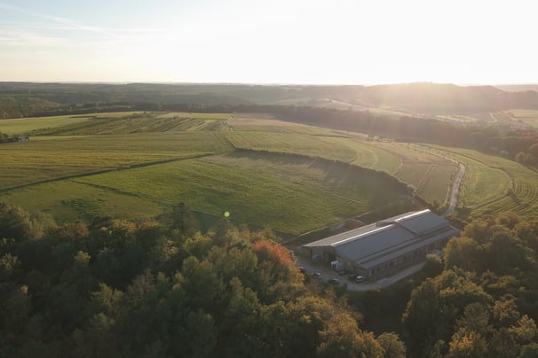 Der Reitstall an der Buerg von oben während dem Sonnenuntergang.