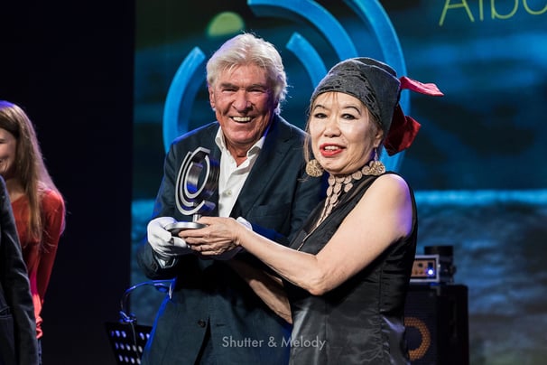 Aki Tekase erhält einen Preis von Manfred Schoof.