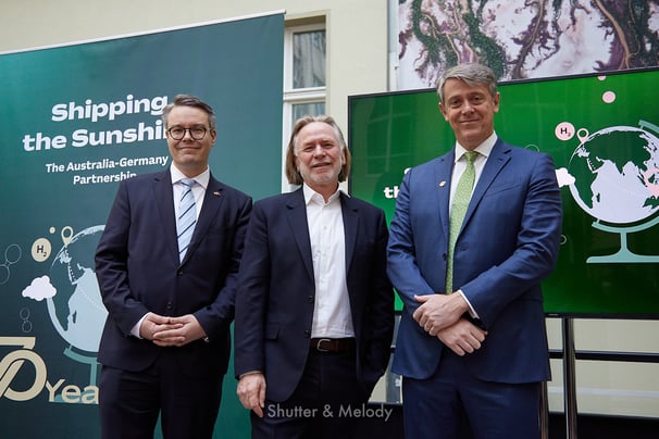Ein Gruppenbild der Redner bei der Veranstaltung Shipping the Sunshine in der australischen Botschaf