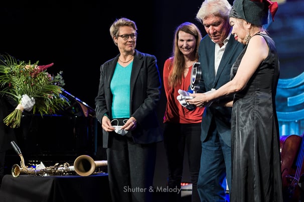 Aki Tekase erhält den Albert-Mangelsforf-Preis.