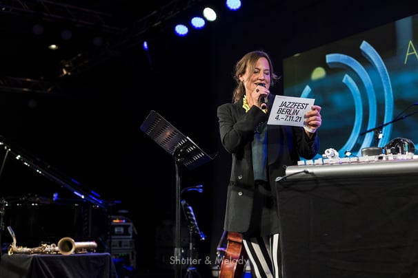 Nadin Deventer spricht auf dem Jazzfest Berlin 2021.