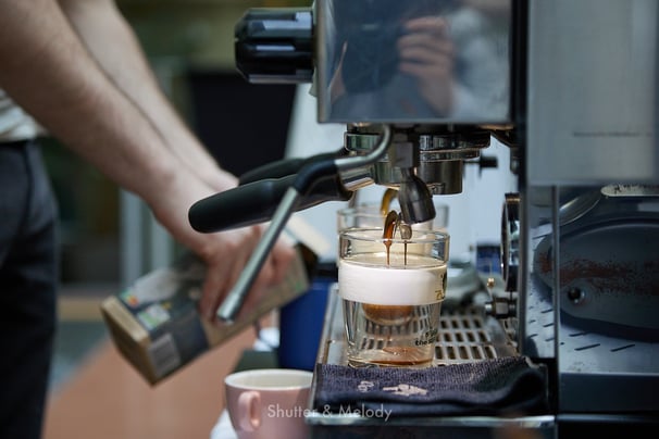 Eine Kaffeemaschine im Einsatz.