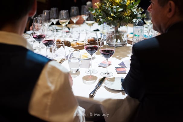 Rotweingläser für die Weinprobe in der australischen Botschaft.