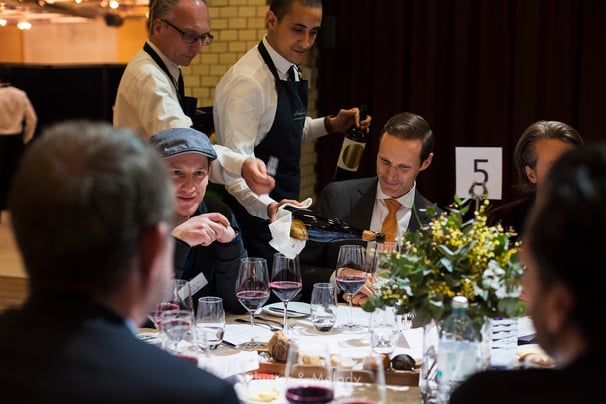 Der Kellner gießt während eines Degustationsessens Wein in ein Glas ein.