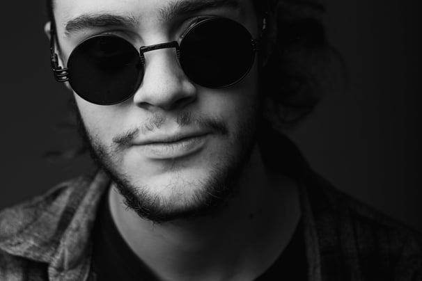 portrait d'un homme avec  une barbe et des lunettes ronde