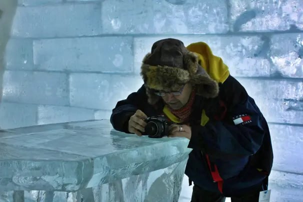 Photographe habillé en hiver en plein traval.