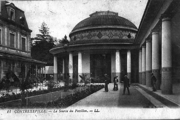 a black and white photo of a building with a dome shaped building