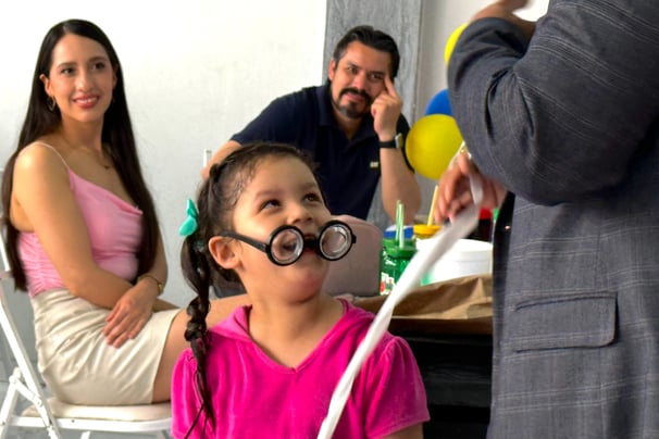 Interaccion con publico mientras el mago Eduardo Aviña realiza su show de magia infantil