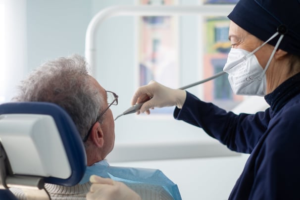 Paziente e dentista nel centro